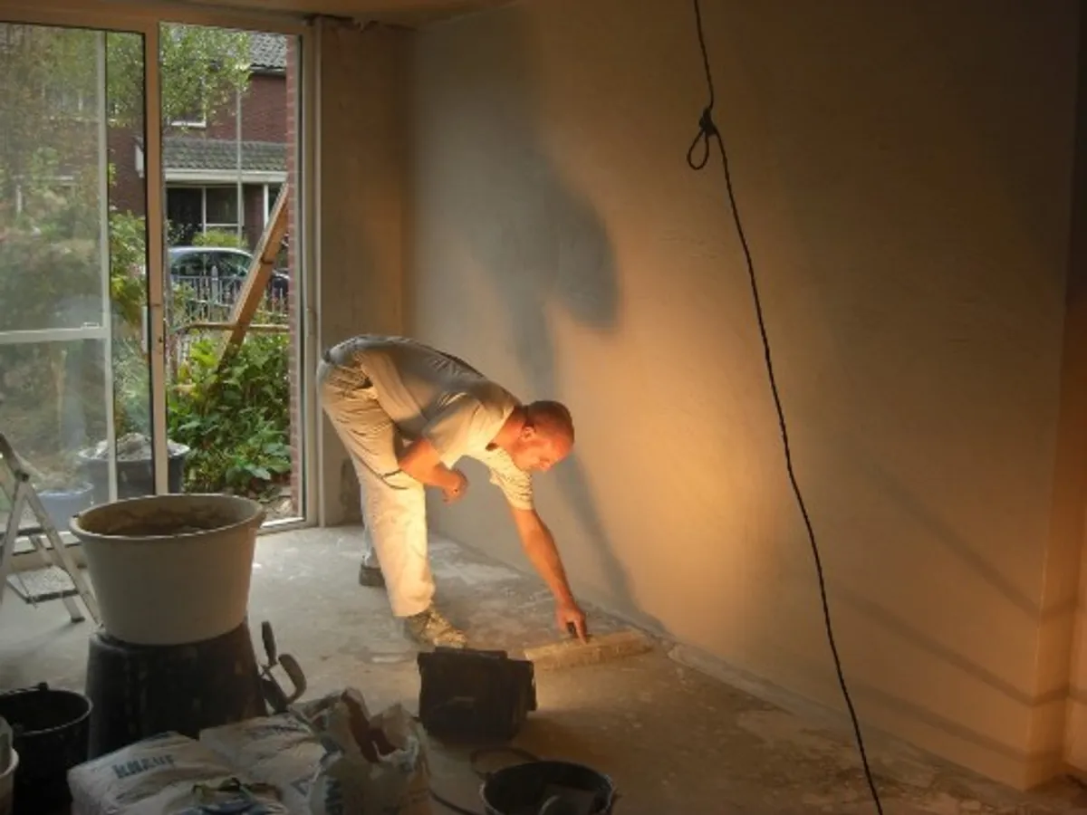 Stucwerk in uitvoering op vloer