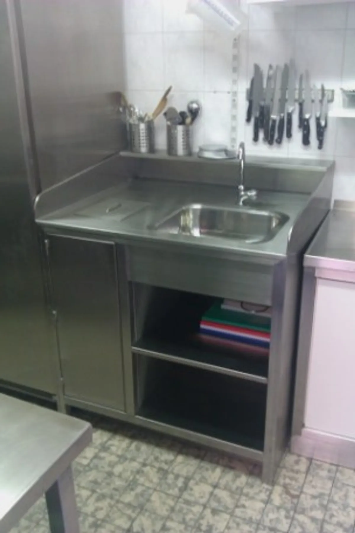 RVS keuken met spoelbak en opbergruimte