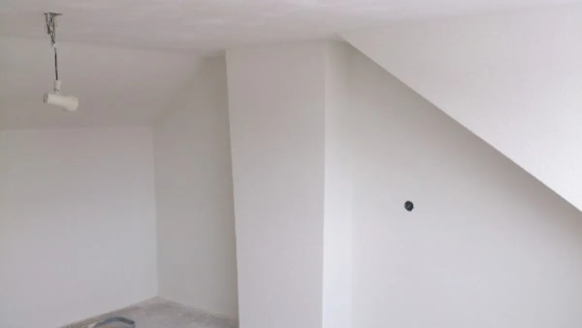 Badkamerruimte met gestucte wanden