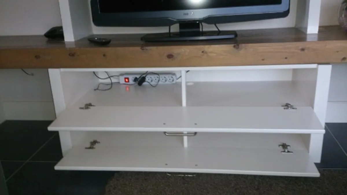 Houten TV-meubel met televisie en decoratie