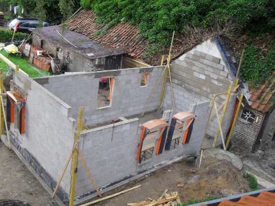 Huis in aanbouw met metselwerk