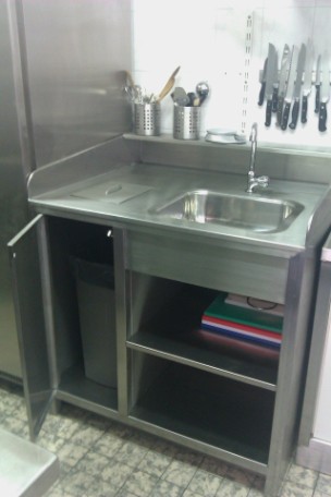 RVS keuken met wasbak en werkblad