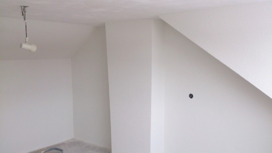 Ruimte met vers gestucte witte wanden